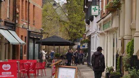 Compradores-Y-Peatones-En-St-Michaels-Street,-En-El-Centro-De-La-Ciudad-De-Oxford.